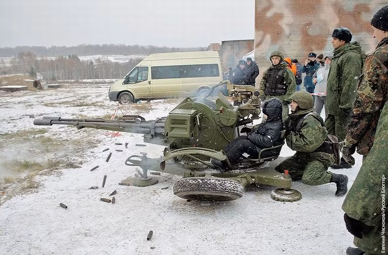 Ngoài lực lượng binh sĩ, hay các đoàn cán bộ nước ngoài thì ngay cả khách tham quan cũng được tham gia thử súng. Trong ảnh, một em bé đang ấn cò bắn pháo ZU-23-2 23mm.