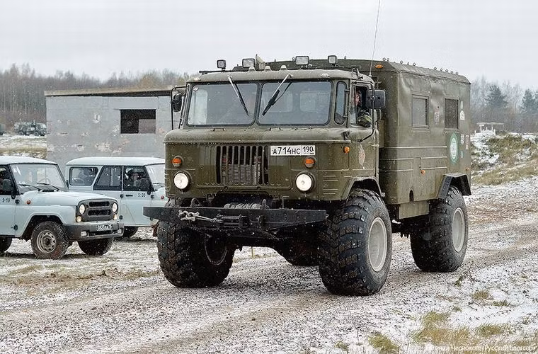 Xe vận tải Gaz-66 được độ bánh to để vượt địa hình.