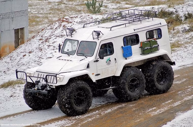 Một phương tiện an ninh được thiết kế với những chiếc lốp rất to phù hợp vượt địa hình ghồ ghề.