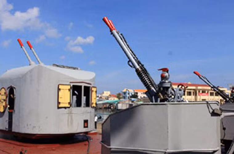Tàu hộ vệ săn ngầm lớn nhất Hải quân Nhân dân Việt Nam thuộc Project 159 được trang bị các hệ thống pháo hải quân AK-726 do Liên Xô phát triển từ năm 1954-1959. Trong ảnh là bệ pháo AK-726 nằm phía trước 2 bệ pháo phòng không 37mm trên tàu hộ vệ Project 159 của Hải quân Việt Nam.