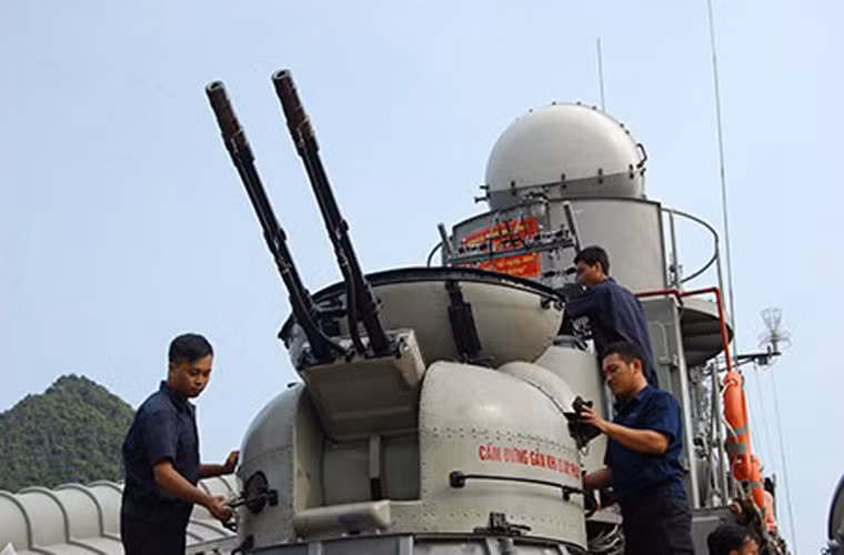 Bên cạnh AK-630, một số tàu chiến hệ cũ của Việt Nam được trang bị hệ thống pháo phòng không cao tốc AK-230 được Liên Xô phát triển từ những năm 1950-1960. Chức năng chính của pháo là phòng không, tuy nhiên nó cũng có thể tấn công cả mục tiêu trên biển.