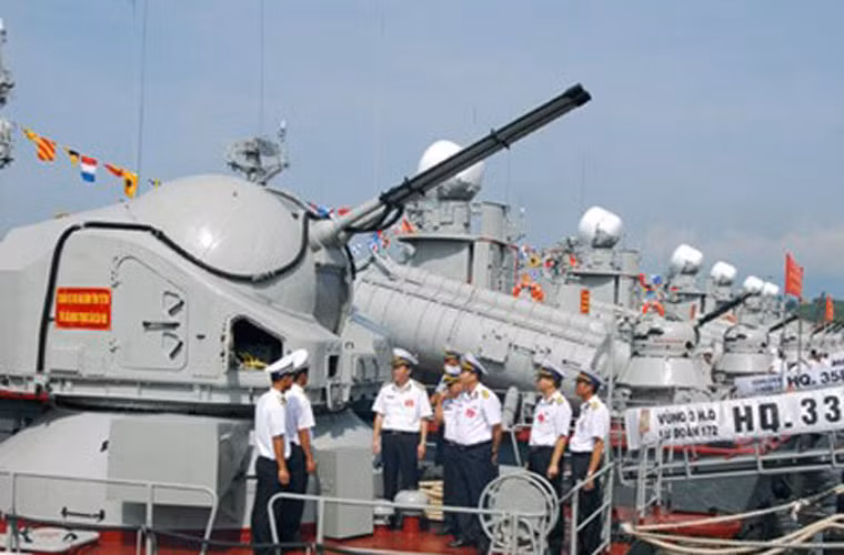 Hệ thống pháo hải quân AK-725 được trang bị cho các tàu phóng lôi cao tốc lớp Turya của Hải quân Nhân dân Việt Nam. Pháo do Liên Xô phát triển từ những năm 1950, chính thức trang bị từ năm 1964. Toàn bộ bệ pháo AK-725 nặng 14,27 tấn, trang bị 2 nòng pháo cỡ 57mm đạt tầm bắn tối đa 8,4km (tốc độ bắn khoảng 200 phát/phút) cho phép chống mục tiêu trên biển và trên không với các kiểu đạn nổ mảnh vạch đường, đạn nổ mạnh HE.