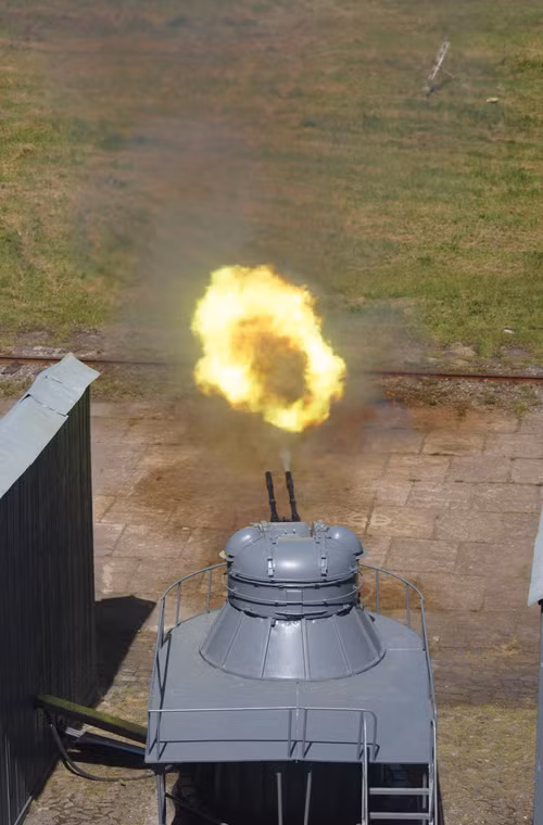 AK-230 có thể đạt tầm bắn tối đa tới 6,7km, nhưng tầm bắn hiệu quả chỉ là khoảng 2,5-4km.