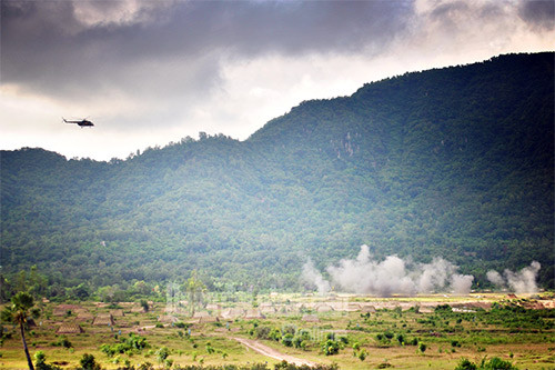 Trực thăng Mi-8 (Trung đoàn 917, Sư đoàn 370) bắn rocket chi viện hỏa lực.