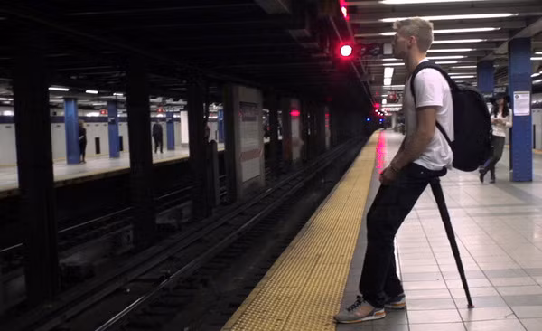 Ngồi chờ tàu điện ngầm với Sitpack.