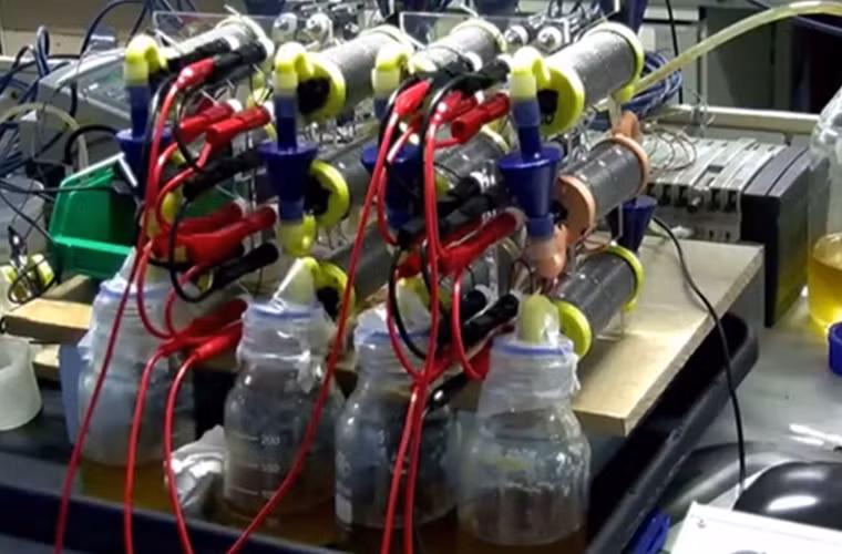 PIN NƯỚC TIỂU: Là ý tưởng được phát triển bởi Phòng thí nghiệm Robotics Bristol (Anh), pin này hiệu quả đến mức đủ để sạc cho một chiếc smartphone. Về bản chất, nó là một loại pin nhiên liệu chứa vi khuẩn, trong quá trình phân hủy nước tiểu để lấy năng lượng, vi khuẩn tạo ra điện. Các nhà nghiên cứu cho biết pin có thể tạo ra một lượng điện đủ lớn để bạn nhắn tin, truy cập web và thực hiện những cuộc gọi ngắn.