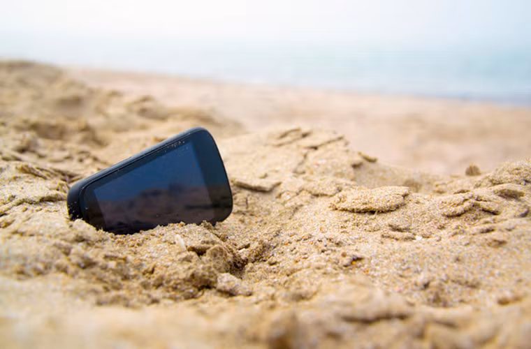 PIN LÀM TỪ CÁT: Các nhà nghiên cứu đã tạo ra một loại pin lithium-ion với thành chính là cát cho công năng sạc nhanh hơn 3 lần hoặc nhiều hơn. Bằng cách sử dụng silic ở cấp độ nano nhằm thay thế cho than chì, cải tiến cực dương hoặc cực âm giúp tạo ra pin lithium-ion tốt hơn, chủ yếu dành cho các thiết bị điện tử cá nhân và xe điện. Đối với thiết bị di động, pin cát có thể sạc ba ngày một lần, thay vì mỗi ngày.