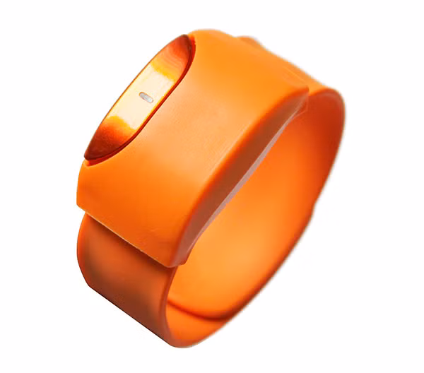 Thiết bị đeo được này là loại vòng đeo tay bắt dính, nghĩa là bạn chỉ việc đập nó lên cổ tay là chiếc vòng tự chụp dính vào.