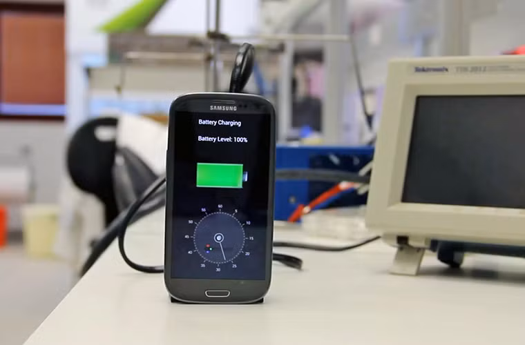 BỘ SẠC SIÊU NHANH STOREDOT: Qua thử nghiệm, bộ sạc StoreDot đã sạc đầy 100% cho một chiếc Galaxy S4 cạn sạch pin chỉ trong 30 giây. Công nghệ sạc của StoreDot dựa trên các chất bán dẫn sinh học được làm từ hợp chất hữu cơ tự nhiên peptide, là các khối cơ bản tạo nên protein, tương tự như loại hợp chất được các vận động viên thể hình sử dụng để tăng cơ nhanh hơn. Ra mắt năm 2016, StoreDot có giá khoảng 32 USD.