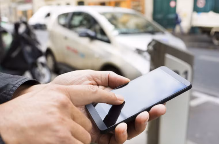 PIN SẠC BẰNG ÂM THANH: Các nhà nghiên cứu của Nokia và Đại học Queen Mary ở London đã thành công trong việc tạo ra một chiếc smartphone nguyên mẫu có thể được sạc chỉ bằng cách sử dụng các sóng âm thanh phát ra từ những bài hát hay tiếng ồn từ sân vận động. Chiếc điện thoại nguyên mẫu này được trang bị công nghệ nanogenerators (các máy phát nano) có thể phản ứng với âm thanh và tạo ra điện.