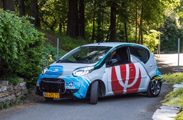 PIN NHÔM-KHÔNG KHÍ: Đã được thử nghiệm là có khả năng cấp điện xe chạy trong phạm vi đến 1.609km trên một lần sạc. Hệ thống pin này có một bản nhôm làm cực dương, lấy khí oxy làm cực âm, khi nhôm tác dụng với khí oxy sẽ phát sinh ra điện. Nhờ vậy, loại pin này nhẹ hơn rất nhiều và có thể cấp điện gấp 100 lần so với pin lithium-ion cùng kích thước. Công nghệ này dự kiến sẽ được áp dụng vào 2017.