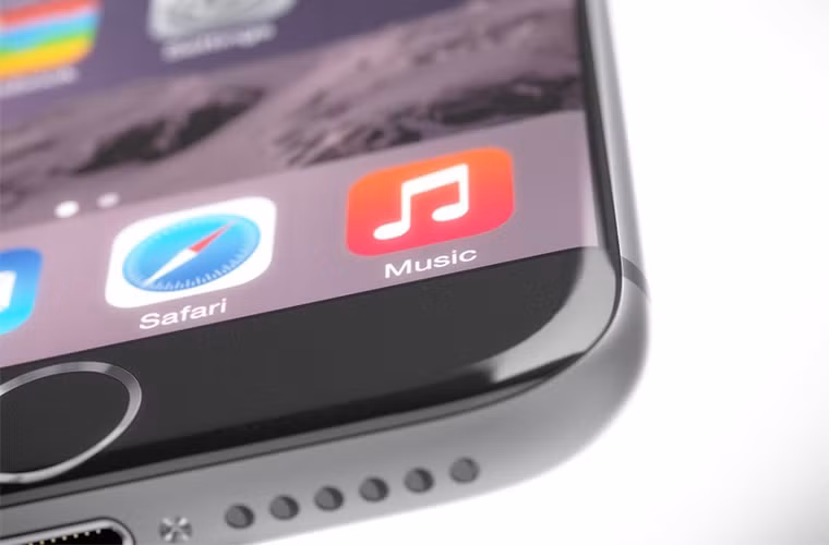 Thời gian qua có sự đồn đoán về màn hình tràn cạnh viền (edge-to-edge) của iPhone và Apple có khả năng áp dụng nó trên iPhone 7. Bức hình này cho thấy màn hình tràn cạnh viền trông như thế nào.