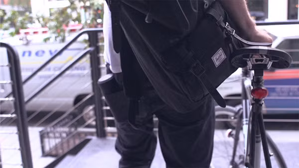 Sitpack có thể đút gọn vào túi quần.