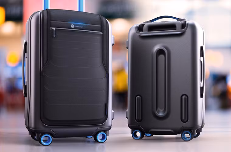 Chiếc vali được đóng bằng 3 lớp polycarbonate, có tay cầm bằng nhôm anod và 4 bánh xe.