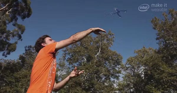 Nixie bay lên không để chụp hình tự sướng