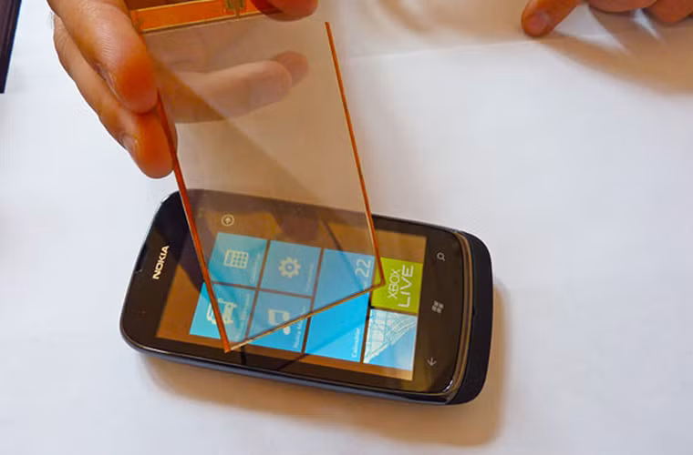 BỘ SẠC PIN MẶT TRỜI TRONG SUỐT: Alcatel đã tạo ra một tấm năng lượng mặt trời trong suốt có thể sạc điện thoại, bằng cách đặt nó lên trên màn hình điện thoại và đặt dưới ánh nắng mặt trời. Điện thoại còn thể sạc được dưới ánh sáng của bóng đèn tiêu chuẩn, tương tự như cách khai thác năng lượng của các tấm pin mặt trời. Dự kiến công nghệ này sẽ được thương mại hóa trong năm 2015.