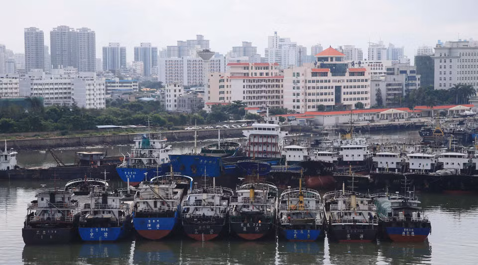 Tàu thuyền nhận lệnh trở về cảng Hải Khẩu, tỉnh Hải Nam để tránh bão.