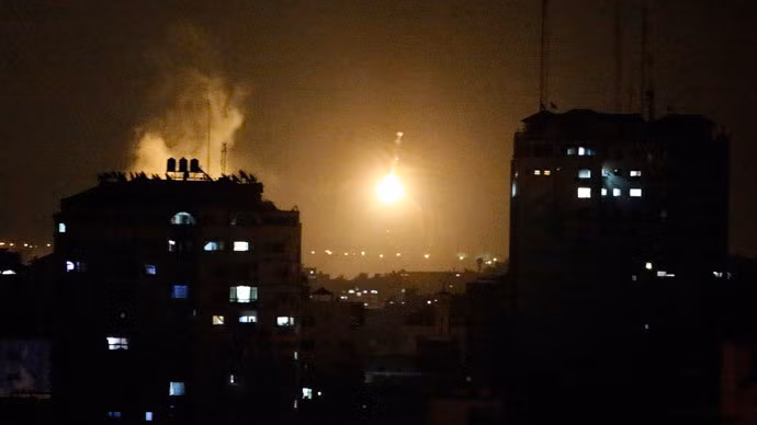 Tên lửa Israel rơi xuống tòa nhà dân cư của người Palestine ngày 17/4.