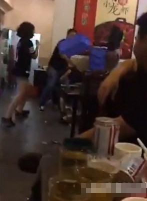 Nhóm 5 “nữ quái” cũng không chịu buông tha, họ “liên thủ” để đánh lại người đàn ông lạ mặt. Thậm chí có người còn sử dụng ghế, những vật dụng xung quanh để làm vũ khí đánh nhau.