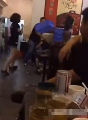 Nhóm 5 “nữ quái” cũng không chịu buông tha, họ “liên thủ” để đánh lại người đàn ông lạ mặt. Thậm chí có người còn sử dụng ghế, những vật dụng xung quanh để làm vũ khí đánh nhau.