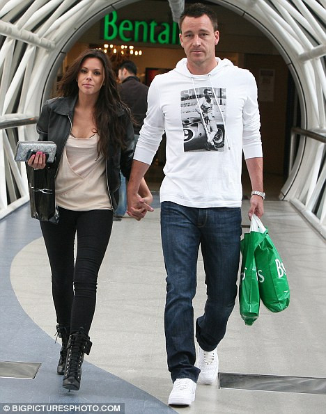 Trung vệ cựu đội trưởng đội tuyển Anh John Terry từng biết đến là một người đàn ông của gia đình. Nhưng scandal sex với bạn gái của đồng đội Wayne Bridge là Vanessa Perroncel đã phá đi hoàn toàn hình tượng mà Terry cố gắng xây dựng.