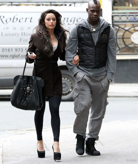 Ngựa chứng Mario Balotelli luôn khiến các đấng nam nhi phải ngả mũ nghiêng mình vì trình độ săn gái đẳng cấp của mình. Không lịch làm như John Terry, cũng chẳng điệu đà bóng bẩy như CR7 nhưng Super Mario với cá tính "không đụng hàng" và độ chịu chơi vẫn có được hàng tá chân dài xin chết.