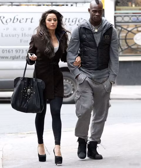 Ngựa chứng Mario Balotelli luôn khiến các đấng nam nhi phải ngả mũ nghiêng mình vì trình độ săn gái đẳng cấp của mình. Không lịch làm như John Terry, cũng chẳng điệu đà bóng bẩy như CR7 nhưng Super Mario với cá tính "không đụng hàng" và độ chịu chơi vẫn có được hàng tá chân dài xin chết.