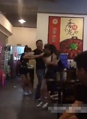 Bị chống trả, người đàn ông này không ngần ngại đánh phụ nữ, anh ta cũng túm tóc, đấm, tát lại những kẻ đang đánh đập người được cho là bạn gái của mình.