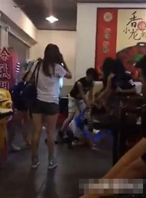 Nhóm người này túm tóc, ấn đầu, dẫm đạp lên người cô gái, chưa rõ nguyên nhân của vụ ẩu đả nhưng một số cho biết thông qua những câu chửi của người trong cuộc, có thể đây là một vụ đánh ghen, dằn mặt tình địch.