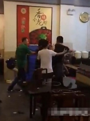 Vụ ẩu đả gây lộn xộn trong nhà hàng, đổ vỡ nhiều đồ đạc. Những nhân viên tại nhà hàng sau đó phải trực tiếp can ngăn để tránh gây thêm thiệt hại.