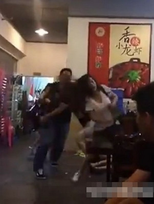 Anh ta ra tay đánh trả những cô gái không khác gì kẻ thù của mình.