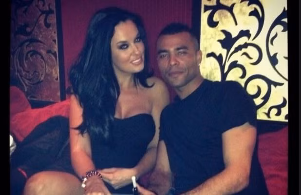 Ashley Cole, ngôi sao mới chuyển sang thi đấu cho AS Roma là một trong những gã "sở khanh" khét tiếng nhất tại xứ sở sương mù. Ngay cả khi có bên cạnh người nâng khăn sửa túi quyến rũ nhất hành tinh là Cheryl Cole nhưng cầu thủ này vẫn còn dở thói "chán cơm thèm phở".