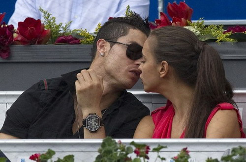 "Siêu nhân" người Bồ Ronaldo hội tụ đủ 4 yếu tố để có thể trở thành một “sát thủ tình trường”: đẹp trai, tài năng, giàu có, đa tình. CR7 thường bị hút hồn bởi những máy bay bà già nhiều kinh nghiệm, trong số đó phải kể tới Á hậu Italy Letizia Filippi (1978) hay nữ MC Merche Romeo (1976). Không những vậy, Cr7 đã có thời gian mặn nồng cùng tiểu thư đại gia Paris Hilton và nếm đủ mọi dư vị của tình yêu. Hiện tại Cr7 đang hạnh phúc bên siêu mẫu người Nga Irina Shayk. Chuyện tình như mơ của chàng cầu thủ đào hoa đã kéo dài được 2 năm, song chẳng ai dám chắc Irina có là bến đỗ cuối cùng của chàng Don Juan một thời này không? Khi cô liên tục bị CR7 cắm sừng trong thời gian hẹn hò.