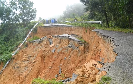 7. Sạt lở đất tại Lạng Sơn, 7 người chết. Rạng sáng 17/9, do mưa lớn vì ảnh hưởng bão số 3, tại Lạng Sơn đã xảy ra 2 vụ lở đất, khiến 7 người chết và 6 người bị thương. Một vụ sạt lở đất xảy ra tại lán của công nhân xây dựng tại bến xe Xuân Cường (xã Kéo Kham, thị trấn Đồng Đăng). Một vụ xảy ra tại thôn Thâm Mò (xã Phá Xá, huyện Cao Lộc) gây đổ tường nhà khiến 1 cháu bé 5 tuổi tử vong và người mẹ 31 tuổi bị thương.