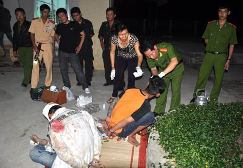 Nhận được tin báo từ người dân, Công an tỉnh Bình Thuận đã chỉ đạo cho Trạm CSGT Hàm Tân - Công an Bình Thuận triển khai lực lượng chặn bắt chiếc xe này tại xã Tân Đức, huyện Hàm Tân. 5 đối tượng trên xe bị khống chế, tuy nhiên 2 đối tượng còn lại bỏ chạy. 1 kẻ trong đó đã trốn vào nhà dân, rút súng bắn bị thương bà chủ nhà, rồi xả súng xối xả dọa công an. Sau khi đấu súng và thuyết phục rất lâu mà đối tượng vẫn dùng súng chống trả, ban giám đốc Công an Bình Thuận đã phát lệnh tấn công, dùng hơi cay khống chế, bắt giữ kẻ này.