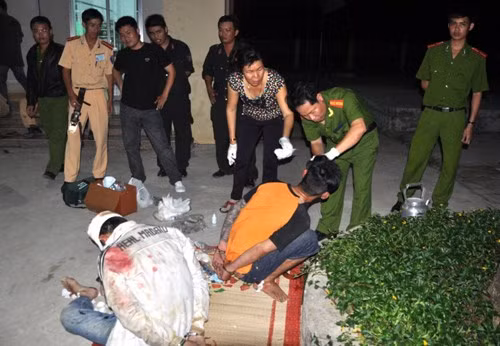 Nhận được tin báo từ người dân, Công an tỉnh Bình Thuận đã chỉ đạo cho Trạm CSGT Hàm Tân - Công an Bình Thuận triển khai lực lượng chặn bắt chiếc xe này tại xã Tân Đức, huyện Hàm Tân. 5 đối tượng trên xe bị khống chế, tuy nhiên 2 đối tượng còn lại bỏ chạy. 1 kẻ trong đó đã trốn vào nhà dân, rút súng bắn bị thương bà chủ nhà, rồi xả súng xối xả dọa công an. Sau khi đấu súng và thuyết phục rất lâu mà đối tượng vẫn dùng súng chống trả, ban giám đốc Công an Bình Thuận đã phát lệnh tấn công, dùng hơi cay khống chế, bắt giữ kẻ này.