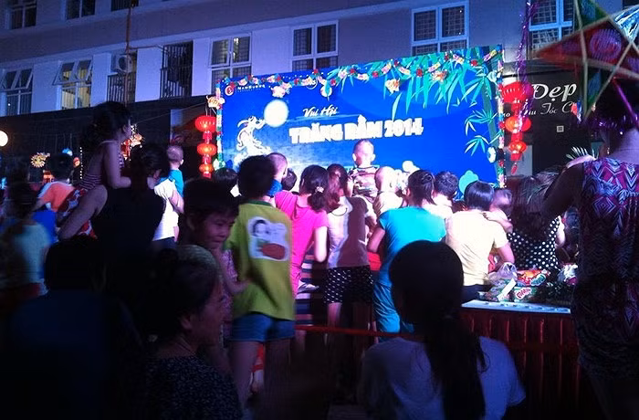 Tại khu đô thị Nam Cường (Lê Văn Lương, Hà Nội) các hoạt động của đêm hội trăng rằm cũng thu hút được sự chú ý của các cư dân.