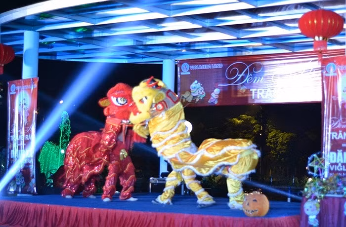 Nhiều khu đô thị tại Hà Nội đêm 7/9 đã tổ chức các đêm hội trăng rằm cho các bé thiếu nhi.