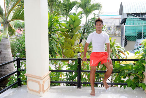 Long Giang sinh năm 1988 quê gốc Gò Công - Tiền Giang. Sinh ra trong một gia đình giàu có, bố mẹ đều là dân kinh doanh chính gốc. Giang lại là con trai duy nhất, trên Giang có một người chị đã lập gia đình hiện sống ở TP HCM. Được biết, Giang hiện có cơ ngơi rất khang trang với căn biệt thự sân vườn giá trị, xe hơi, xe SH...