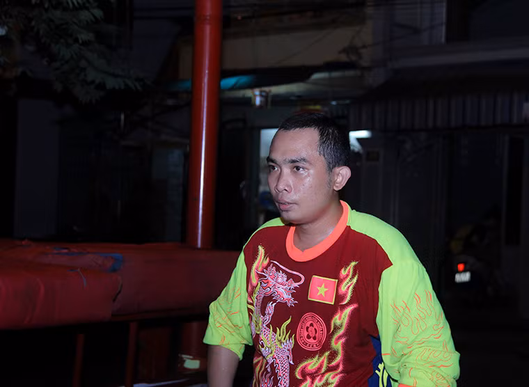 Anh Lê Thanh Nghiệp - một thành viên trong đoàn múa lân Nghĩa Nhơn Đường chia sẻ: “Tôi theo nghề này đã được 9 năm, công việc này đòi hỏi phải có sự khéo léo và kiên trì tập luyện. Nếu múa không khéo, cả người trước và người sau sẽ bị trượt chân té, nguy hiểm khó lường”.