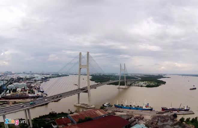 Cầu dây văng Phú Mỹ lớn nhất TP HCM bắc qua sông Sài Gòn nối quận 2 và quận 7, quận 9 thuộc đường vành đai ngoài của TP HCM. Cầu được khởi công ngày 9/9/2005 và khánh thành vào ngày 2/9/2009. Cầu có 6 làn xe, kết nối khu đô thị mới Thủ Thiêm và Phú Mỹ Hưng.