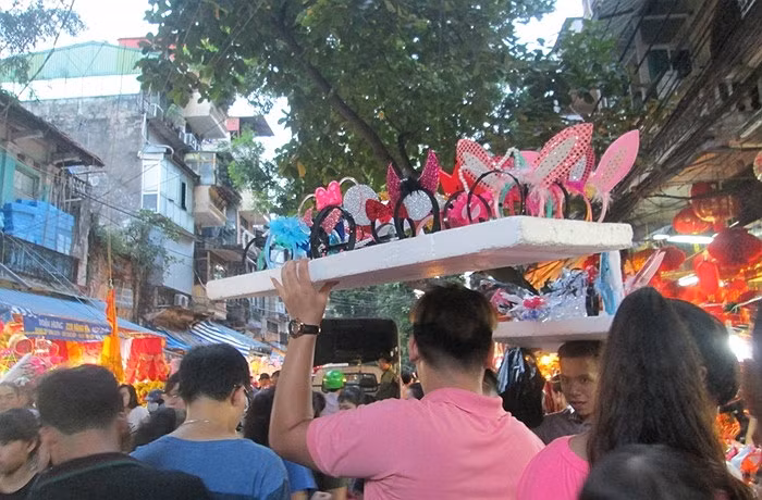 Nhiều người bán hàng muốn di chuyển buộc phải đội đồ lên trên đầu.