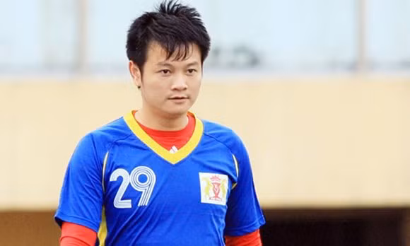 Văn Quyến và Công Phượng có rất nhiều điểm giống nhau đến kỳ lạ. Họ là hai cầu thủ đồng hương, cùng khoác áo số 10 và đều đã tỏa sáng ở tuổi 19. Đặc biệt, cả 2 đều xuất thân từ hoàn cảnh nghèo khó, cơ cực ở quê nghèo.