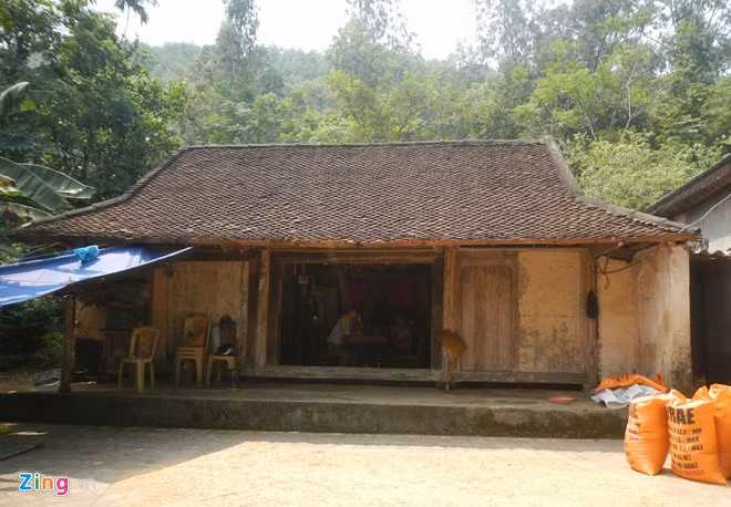 Công Phượng sinh ra trong một gia đình nghèo khó, đông anh chị em ở làng Vồng Vồng, xã Mỹ Sơn, huyện Đô Lương, Nghệ An, có cha làm phụ hồ, mẹ làm nông. Niềm đam mê bóng đá ngấm trong người cậu bé từ nhỏ với những buổi đá bóng cùng anh trai và bạn bè ở sân làng. Tuy nhiên, vì điều kiện khốn khó nên Phượng hầu như không có cơ hội để phát triển đam mê này.