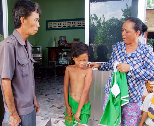 Bé Châu Văn Phúc Thiên khi được giải cứu.