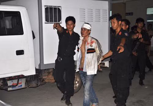 Một trong 2 tên giang hồ này khi vào căn nhà dân để ẩn nấp đã bắn gãy tay, vỡ bụng người phụ nữ chủ nhà và hiện người phụ nữ này đã được đưa đi cấp cứu.