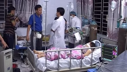 Nguyên nhân do khách đang hát thì quán karaoke mất điện, nhân viên quản lý đã cho chạy máy phát điện và đóng kín cửa, làm tất cả mọi người trong quán bị ngạt khí. Trong 6 nạn nhân suy hô hấp cấp cứu tại bệnh viện, 4 nạn nhân đã tử vong sau đó.