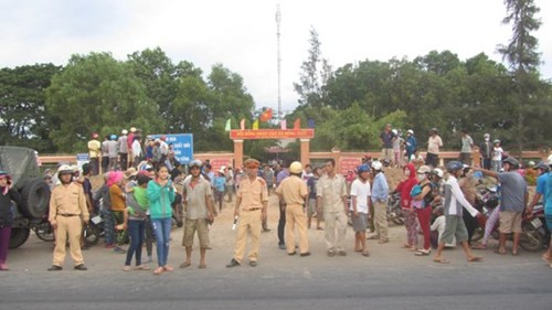 Người dân và công an đuổi theo khoảng 1 km thì thấy xe ô tô đang đậu cạnh vườn thanh long. Trên xe có 4 người gồm 2 người nam nói tiếng Trung Quốc và 2 người Việt Nam. Hàng trăm người dân lo sợ con em mình bị bắt cóc lấy nội tạng nên đã yêu cầu làm rõ sự việc. Lực lượng chức năng đã phải điều rất nhiều cảnh sát cơ động - trật tự đến giữ hiện trường, đồng thời đưa các đối tượng trên về trụ sở để điều tra làm rõ.