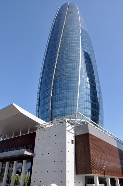 Phần đỉnh tháp phía trên cùng được thi công bằng kết cấu bằng thép, phủ kính, dành cho hệ thống kỹ thuật, dự kiến sẽ thành nơi giải trí, ngắm Đà Nẵng từ trên cao.