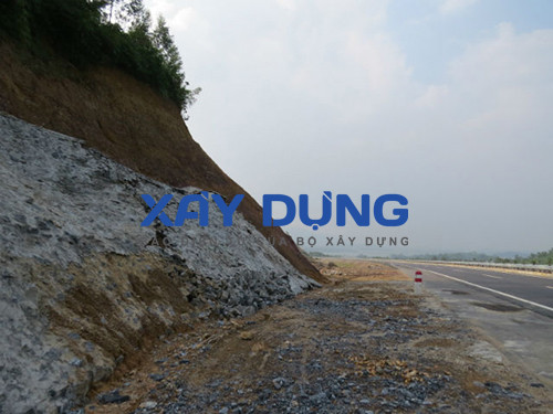 Tiếp tục đi dọc tuyến này, phóng viên phát hiện ra một số ta luy đã bị nứt lở.